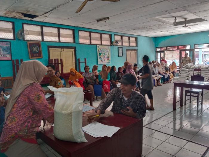 Penyaluran Bantuan Beras 10 Kg Tahap 2 bagi 279  KPM  di Desa Mergosono Kecamatan Buayan Kabupaten Kebumen 02
