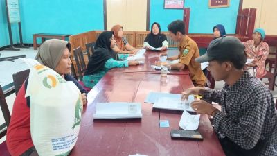 Penyaluran Bantuan Beras 10 Kg Tahap 2 bagi 279  KPM  di Desa Mergosono Kecamatan Buayan Kabupaten Kebumen